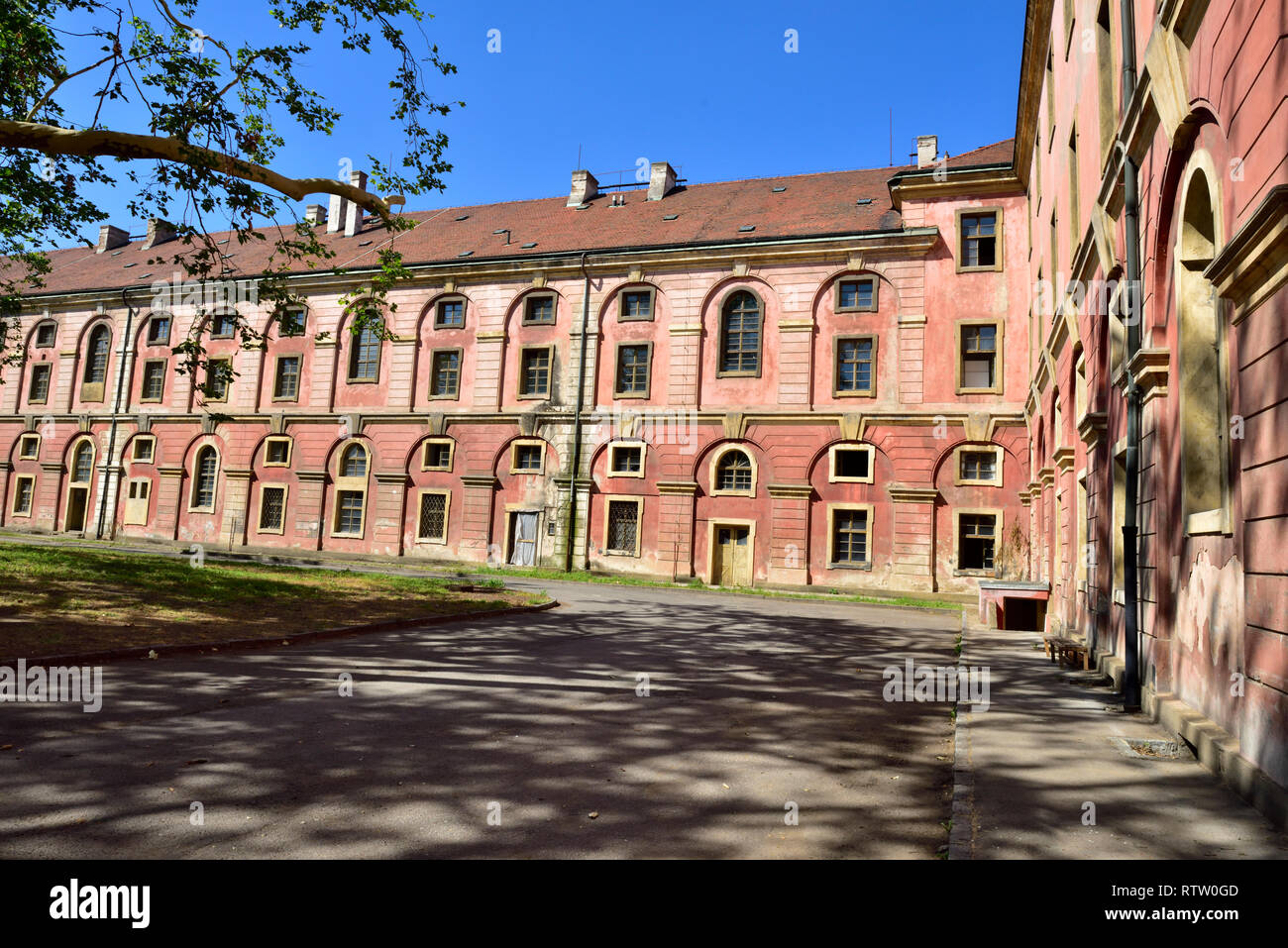 Innenhof Raum der aufgegebenen Invalidovna Gebäude in Karlin, Prag. Bau von 1732, als Heimat für Kriegsveteranen gebaut. Stockfoto