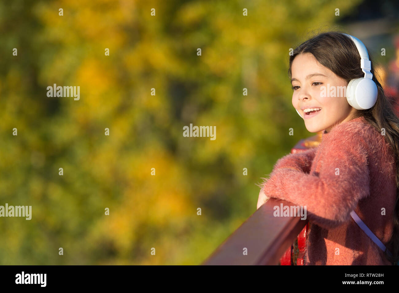 Frühling Stimmung. Imagination und Inspiration. Mp3-Player. Stilvolle Kind hat reiche Phantasie. Kleines Mädchen hören Musik. Inspiration von glücklichen kleinen Mädchen. Hörbuch. Kind in der Kopfhörer. Kopieren Sie Platz Stockfoto