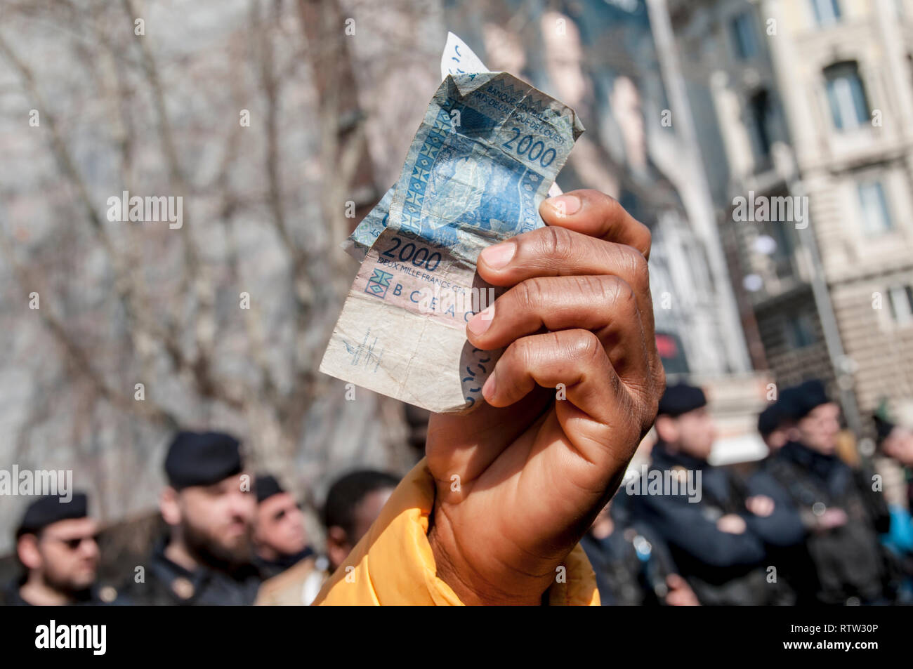 Rom, Italien. 02 Mär, 2019. Demonstration der afrikanischen Gemeinschaften in Rom die französische Regierung zu bitten: Abschaffung des FCFA, Franco von der Frankophonen Kolonien Afrikas; die Abschaffung der kolonialen Vereinbarungen; das Ende der Umstürze und Ermordungen von afrikanischen Präsidenten und Führungskräfte, die Freiheit und Demokratie in ihren Ländern und das Ende der Ausbeutung ist der Plünderung der natürlichen Ressourcen Afrikas wollen. Credit: Patrizia Cortellessa/Pacific Press/Alamy leben Nachrichten Stockfoto