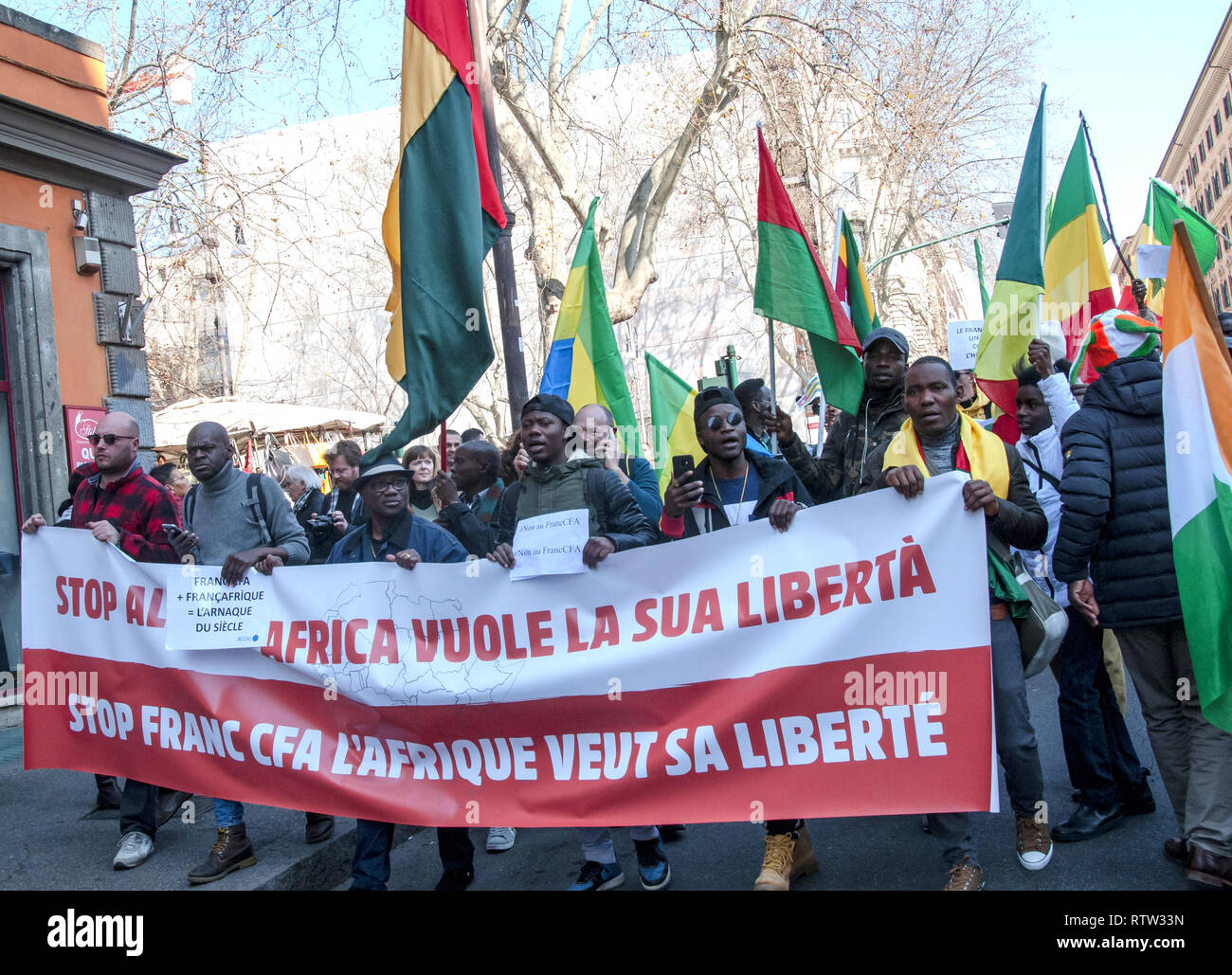 Rom, Italien. 02 Mär, 2019. Demonstration der afrikanischen Gemeinschaften in Rom die französische Regierung zu bitten: Abschaffung des FCFA, Franco von der Frankophonen Kolonien Afrikas; die Abschaffung der kolonialen Vereinbarungen; das Ende der Umstürze und Ermordungen von afrikanischen Präsidenten und Führungskräfte, die Freiheit und Demokratie in ihren Ländern und das Ende der Ausbeutung ist der Plünderung der natürlichen Ressourcen Afrikas wollen. Credit: Patrizia Cortellessa/Pacific Press/Alamy leben Nachrichten Stockfoto