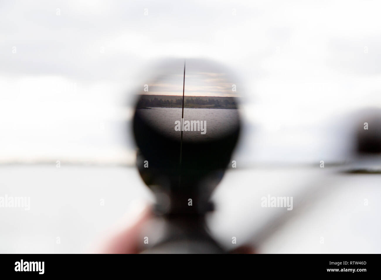 Blick durch das Zielfernrohr eines Jagdgewehr. Das Gewehr Punkte in die Ferne. Stockfoto