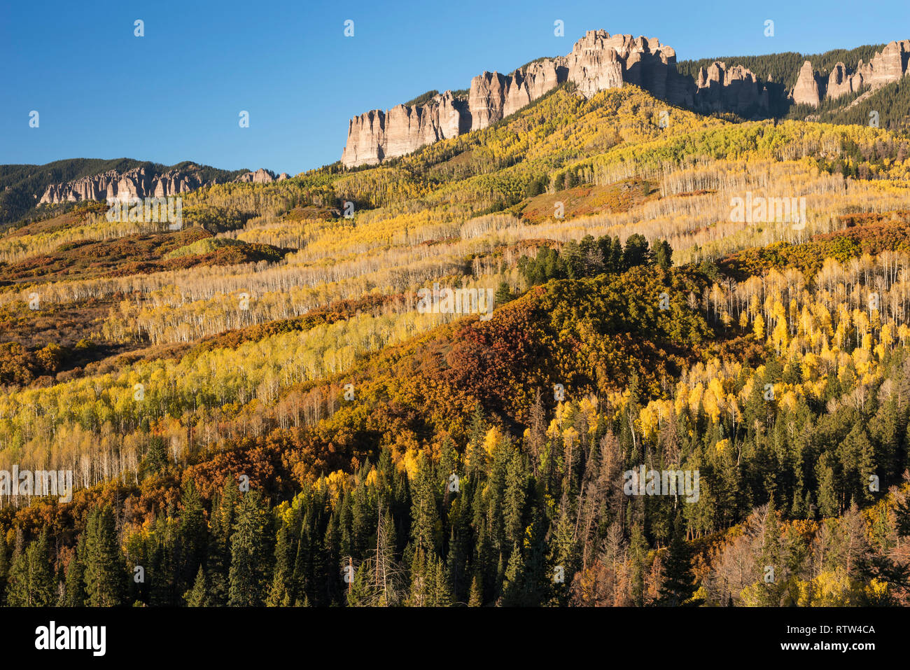 Cimarron Bergkette in der Nähe von Owl Creek Pass im frühen Herbst, südwestliche Colorado. Stockfoto