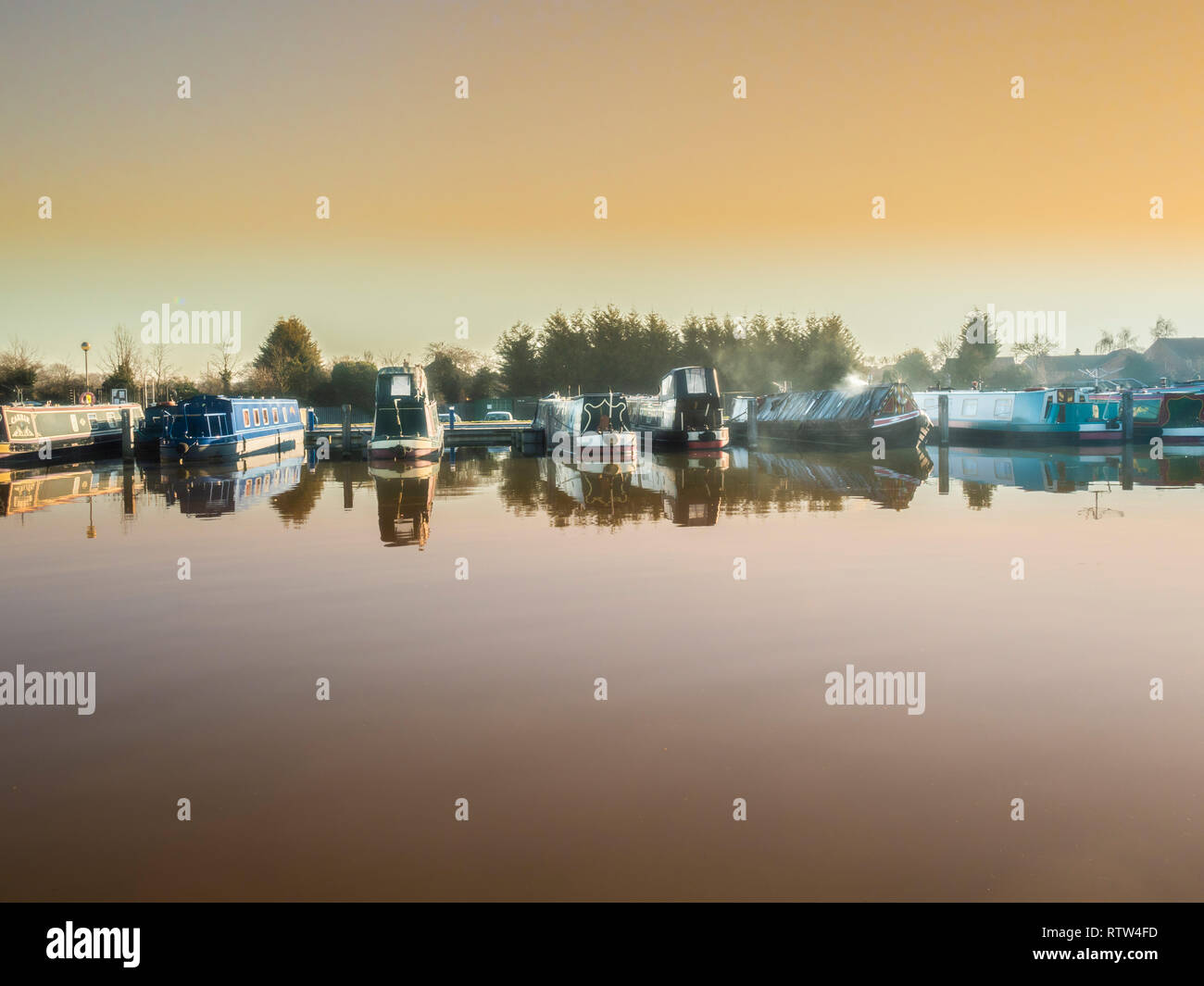 Boote an der Trinity Marina, binnen 15-04 und Canal yacht Marina, Ashby Canal, Hinckley, Leicestershire, UK. Stockfoto