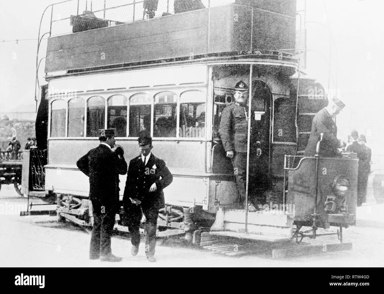 RIC constable Offizier an Bord eines Dubliner Straße Auto um 1910 Stockfoto