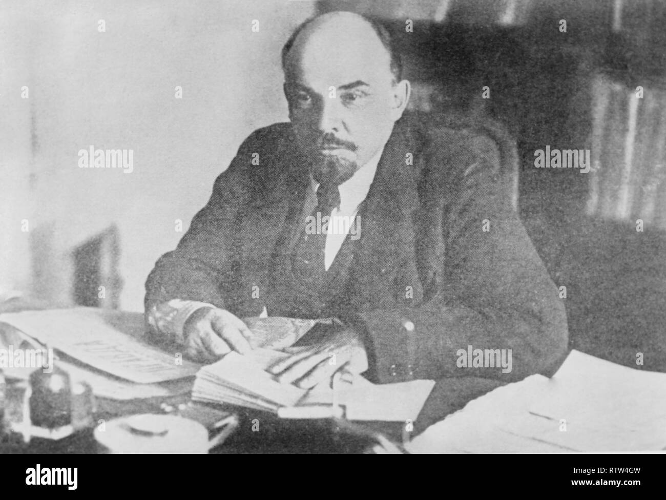 Vi Lenin an seinem Schreibtisch im Kreml sitzt Stockfoto