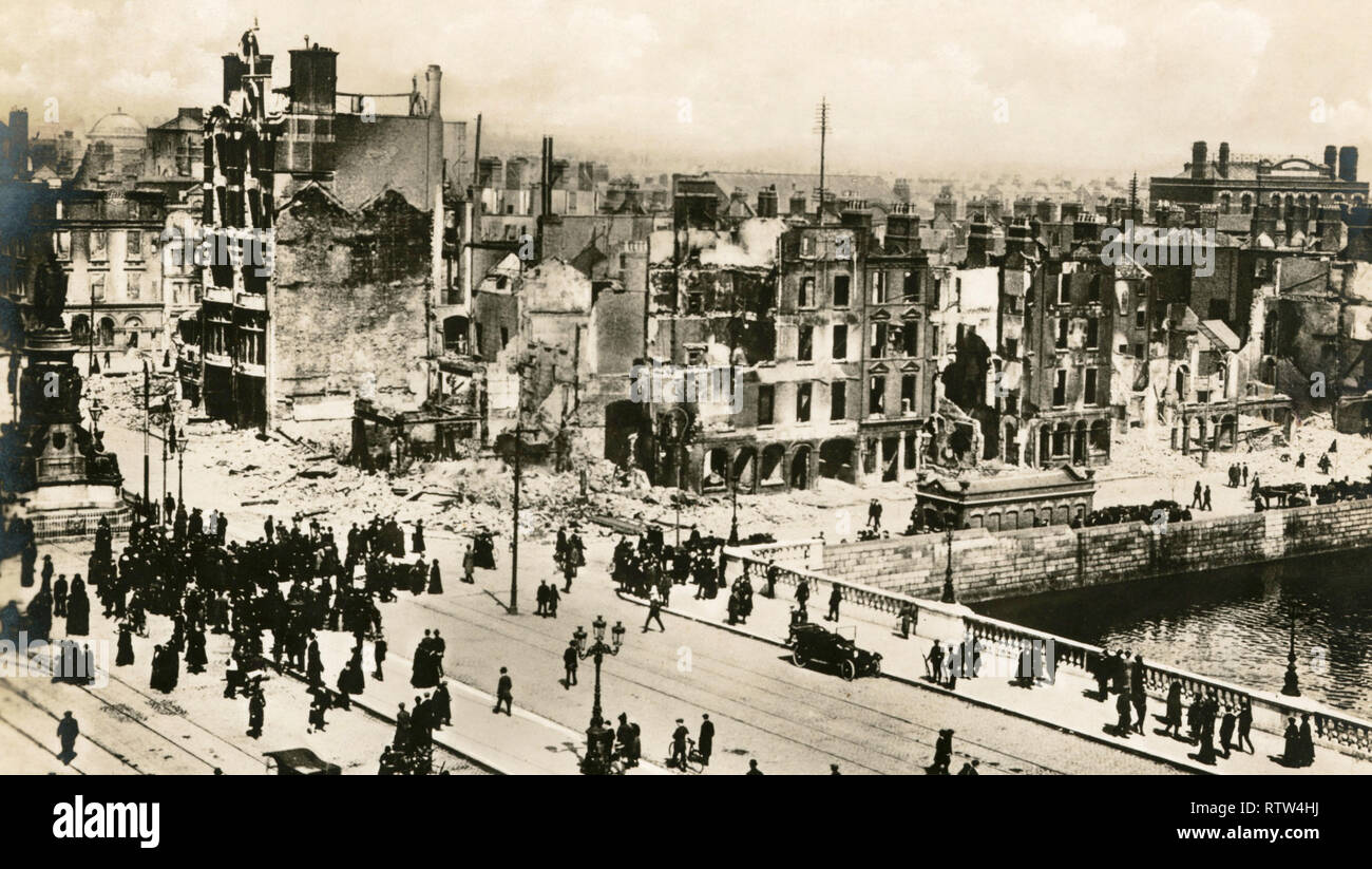 Ruinen von Dublin in der Zeit nach dem Osteraufstand 1916 von einem deutschen Postkarte Bild mit digitalen Restaurierung und Retusche Techniken aktualisiert werden Stockfoto