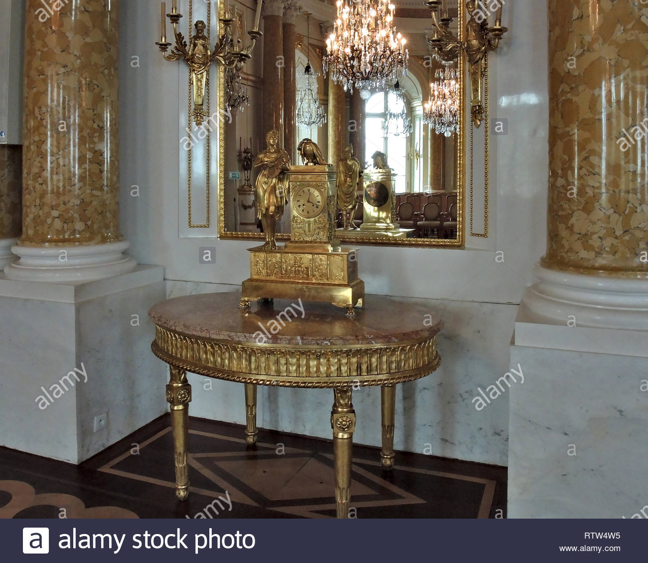 Goldene Uhr Auf Einem Goldenen Tisch Vor Einem