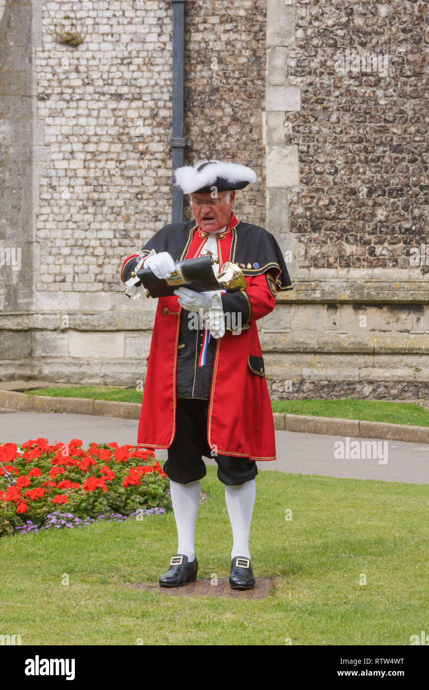 Die stadtausrufer Cromer, dreesed in seine traditionelle Kostüme des 18. Jahrhunderts Auslesen seiner Botschaft. Norfok, Enland, Großbritannien Stockfoto