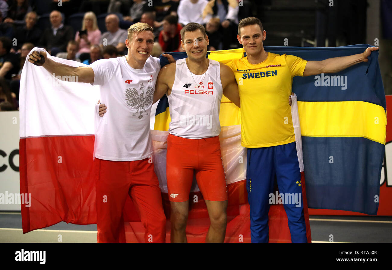Polen Pawel WOJCIECHOWSKI (Mitte), Piotr Lisek (links) und dem Schwedischen Melker Svard Jacobsson feiern, nachdem der Männer Stabhochsprung finale während der Tag Zwei der Europäischen Indoor Leichtathletik WM im Emirates Arena, Glasgow. Stockfoto