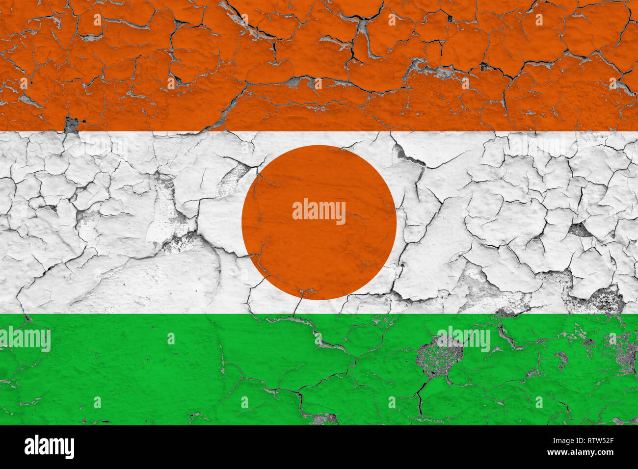 Flagge Niger auf Risse schmutzige Wand gemalt. Nationale Muster auf Vintage Style Oberfläche. Stockfoto