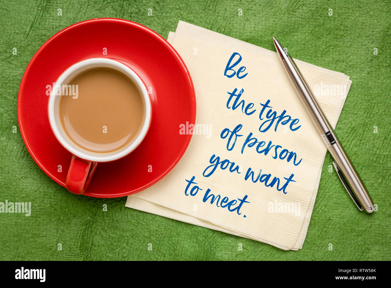 Die Art von Person, die Sie treffen möchten - inspirational Handschrift auf eine Serviette mit einer Tasse Espresso. Stockfoto