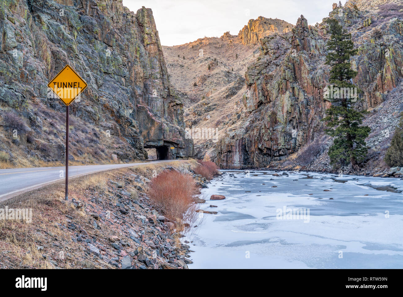 Mountain Highway mit einem Tunnel - Poudre River Canyon in den Rocky Mountains im Norden von Colorado, Winter Landschaft Stockfoto