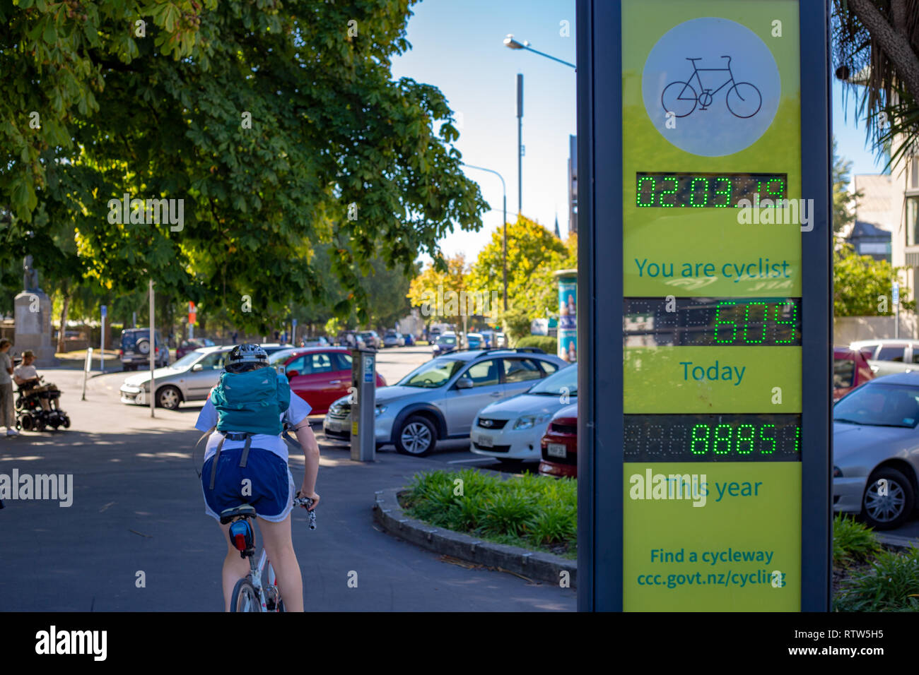 Christchurch, Canterbury, Neuseeland, 1. März 2019: Förderung der Radfahren in der Stadt mit Zeichen und Digital Signage Stockfoto