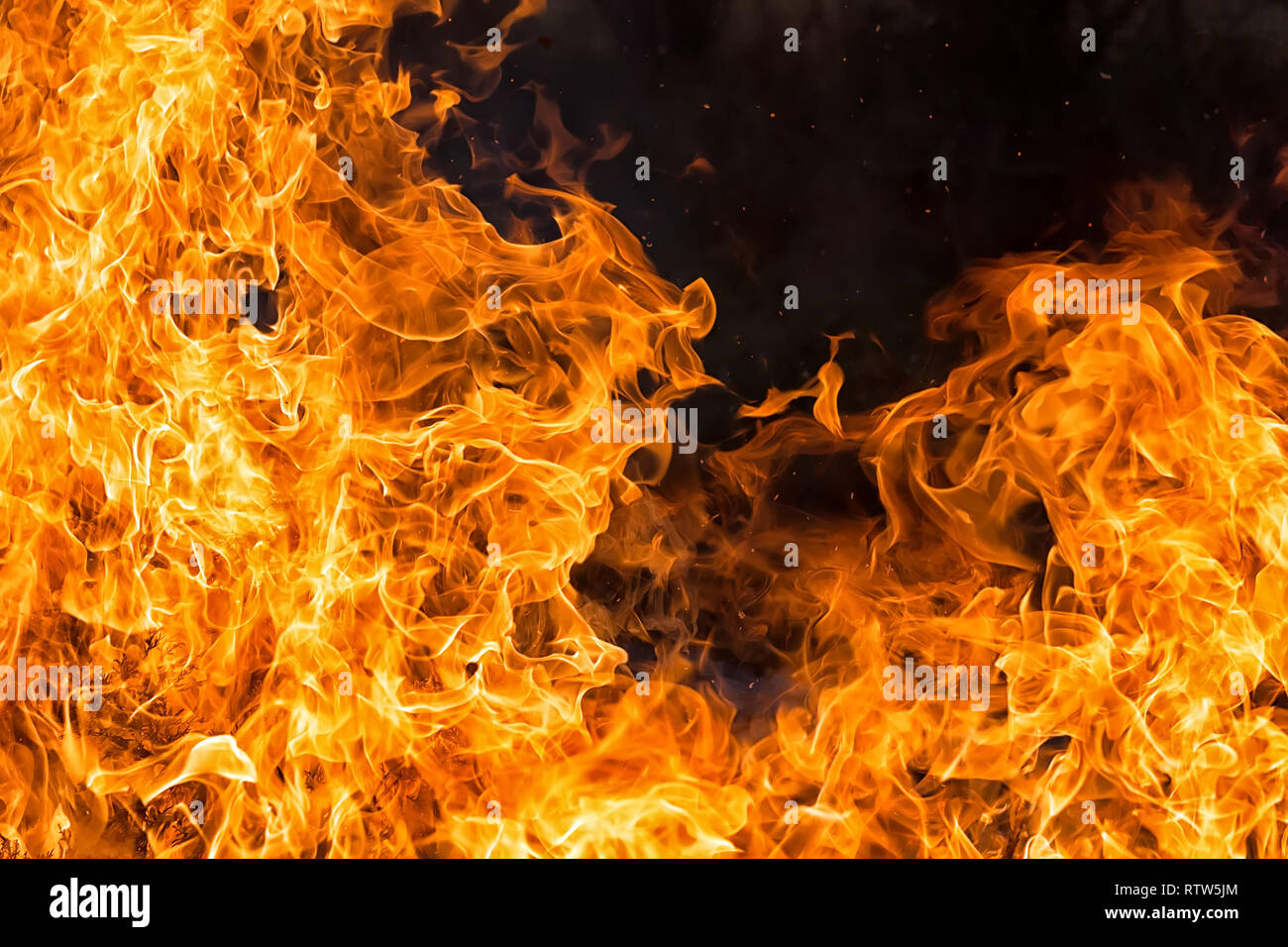 Intensive Orange Feuer Flammen Textureon Schwarzer Hintergrund Stockfotografie Alamy