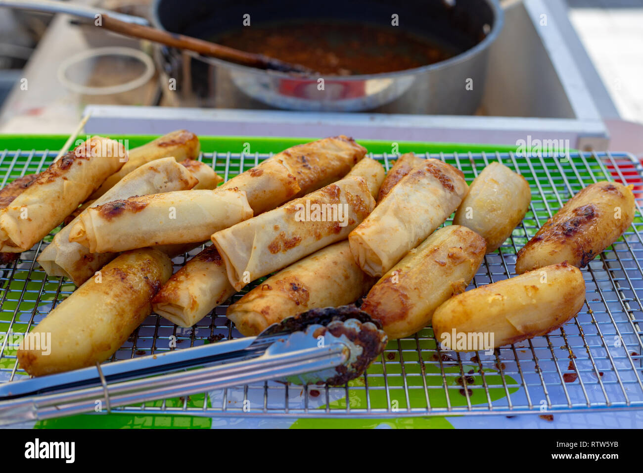 Süße Brötchen für den Verkauf in einem Lebensmittelmarkt in Christchurch, Neuseeland vorbereitet wird. Stockfoto