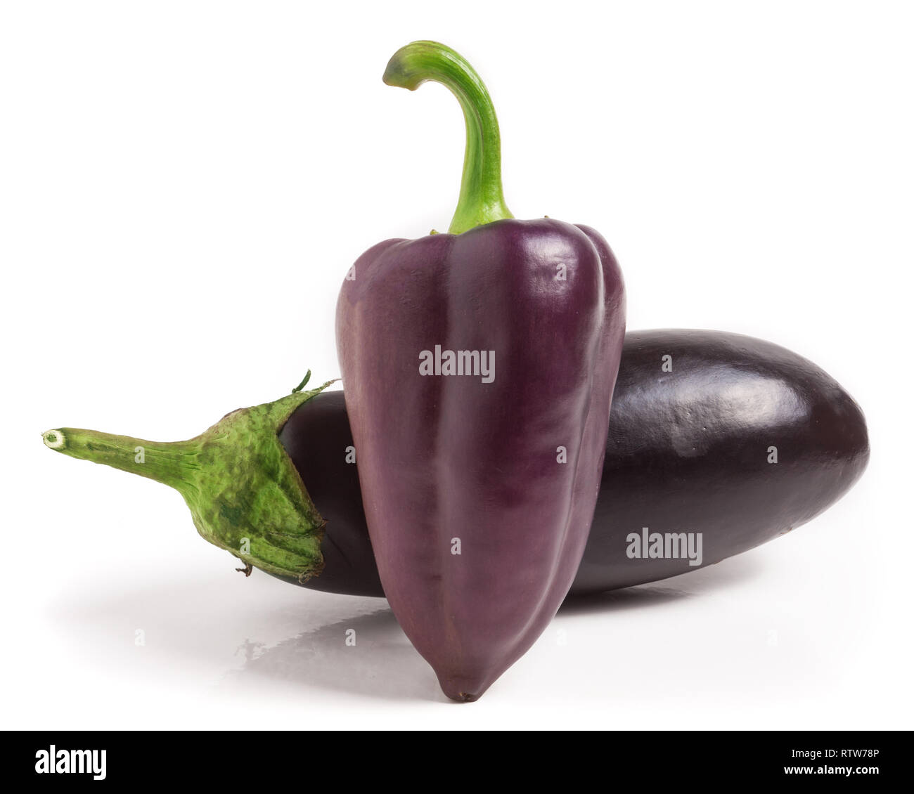 Aubergine und lila Paprika auf weißem Hintergrund Stockfoto