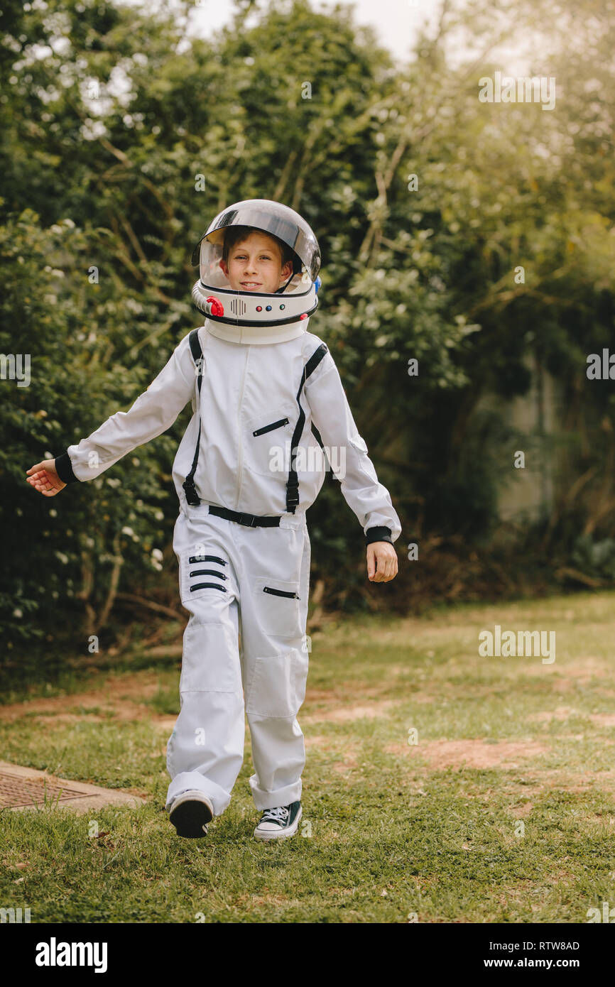 Kleiner Junge im Raumanzug spielen im Freien. Kid vorgibt, ein Astronaut zu sein. Stockfoto