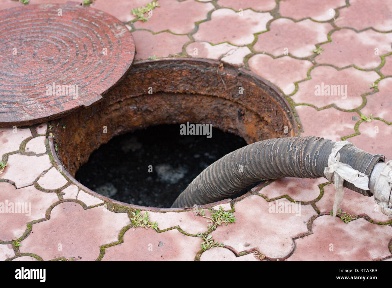 Pumpen Abwasser aus der Bohrung Stockfoto