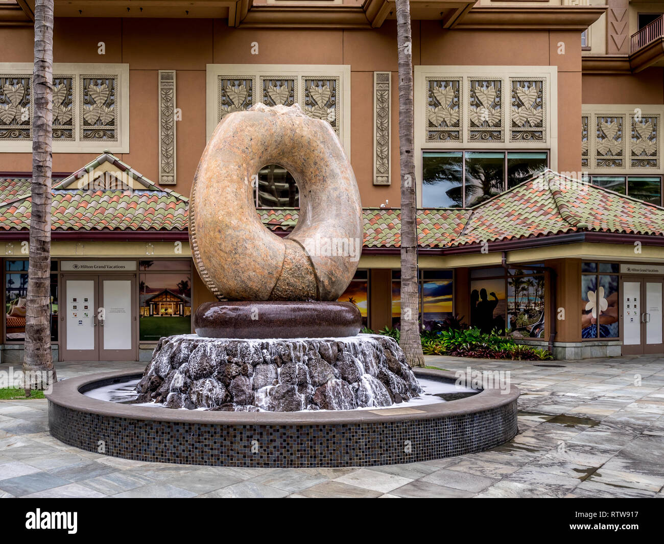 Skulptur und Brunnen auf dem Gelände des Hilton Hawaiian Village am 25. April 2014 in Waikiki, Hawaii. Stockfoto