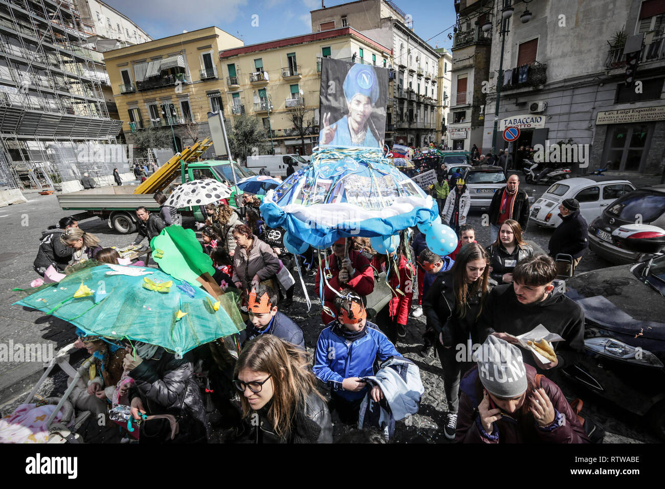 Neapel, Italien. 2. März 2019. Neapel, soziale Karneval in SanitÃ, das zentrale Thema der 2019 edition, von der Rione Sanità pädagogischen Netz" gefördert wird 'Comuni Orte - jenseits jeder gemeinsamen Ort. "Ein Thema gewählt, auf die Frage, warum einige Orte bestimmt städtische Bankrott 01.03.2019, Neapel, Italien Kredit sind: Unabhängige Fotoagentur Srl/Alamy leben Nachrichten Stockfoto