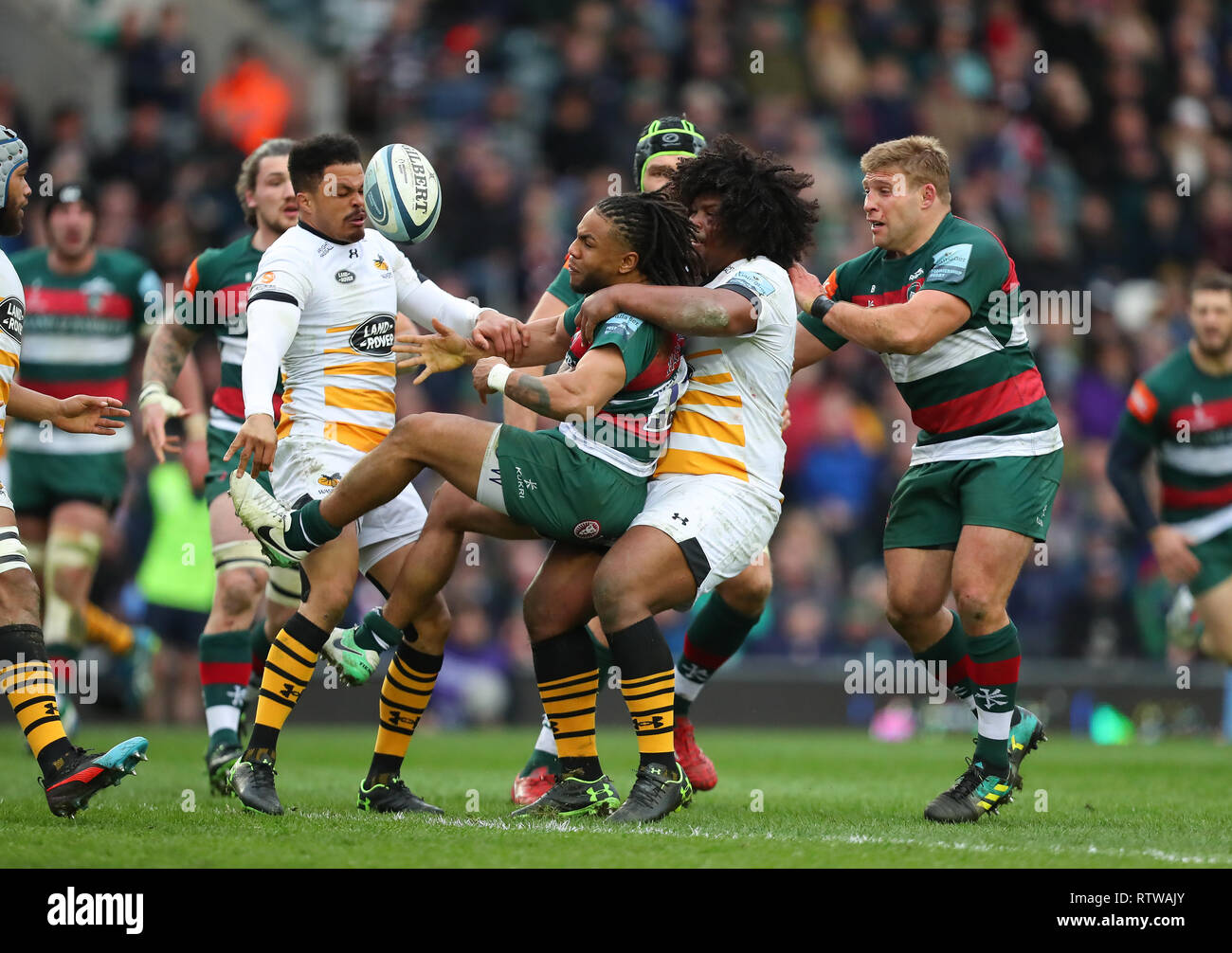 Leicester, Großbritannien. 2. März 2019. Kyle Eastmond (Leicester Tigers) ist von Ashley Johnson (Wespen) während der Premiership angegangen Runde 15 Spiel zwischen Leicester Tigers und Wespen rfc. © Phil Hutchinson/Alamy Live News Credit: Phil Hutchinson/Alamy leben Nachrichten Stockfoto