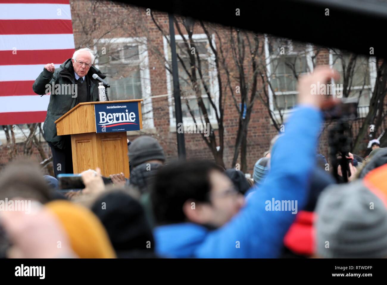 New York, NY, USA. 2. Mar, 2019. Die Rückkehr in seine Heimat Brooklyn, NY Wurzeln am 2. März 2019, Senator Bernie Sanders von Vermont seinen US-Präsidentschaft Angebot 2020 am Brooklyn College - die Nachbarschaft der Schule, die er für ein Jahr vor ihrem Abschluss an der Universität von Chicago im Jahre 1964 besucht. Vor einer großen Menschenmenge der Fans auf einem verschneiten Tag, Sanders sprach von seinen bescheidenen Anfängen im Bereich, dass seine sozialen Bewusstsein gebildet. © 2019 G. Ronald Lopez/DigiPixsAgain. us/Alamy leben Nachrichten Stockfoto