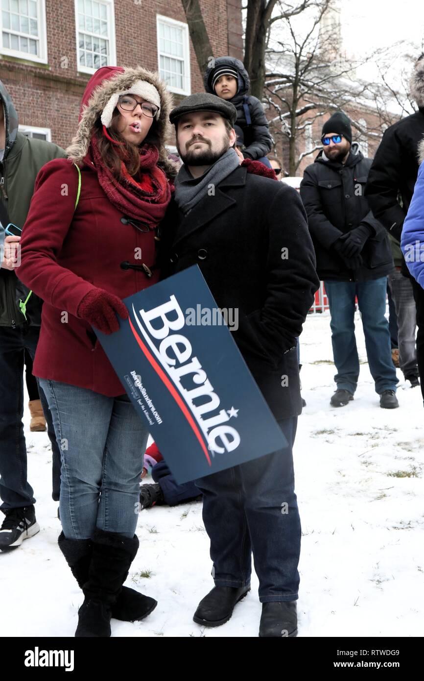 New York, NY, USA. 2. Mar, 2019. Die Rückkehr in seine Heimat Brooklyn, NY Wurzeln am 2. März 2019, Senator Bernie Sanders von Vermont seinen US-Präsidentschaft Angebot 2020 am Brooklyn College - die Nachbarschaft der Schule, die er für ein Jahr vor ihrem Abschluss an der Universität von Chicago im Jahre 1964 besucht. Vor einer großen Menschenmenge der Fans auf einem verschneiten Tag, Sanders sprach von seinen bescheidenen Anfängen im Bereich, dass seine sozialen Bewusstsein gebildet. © 2019 G. Ronald Lopez/DigiPixsAgain. us/Alamy leben Nachrichten Stockfoto