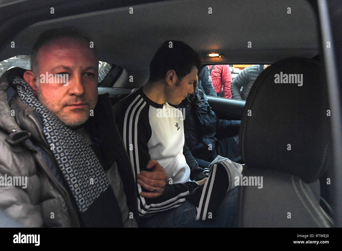 Neapel, Italien, 02. März 2019 - Italienische Polizisten escort im Gefängnis Marco di Lauro (weisses Hemd) nach 14 Jahren der Flucht verhaftet. Marco di Lauro, Sohn von Ciro di Lauro alte Leiter der neapolitanischen Mafia, war die Nummer 2 in der Liste der am meisten in Italien wollte nach Matteo Messina Denaro der Chef der sizilianischen Mafia. Credit: Salvatore Laporta/Kontrolab/Alamy leben Nachrichten Stockfoto