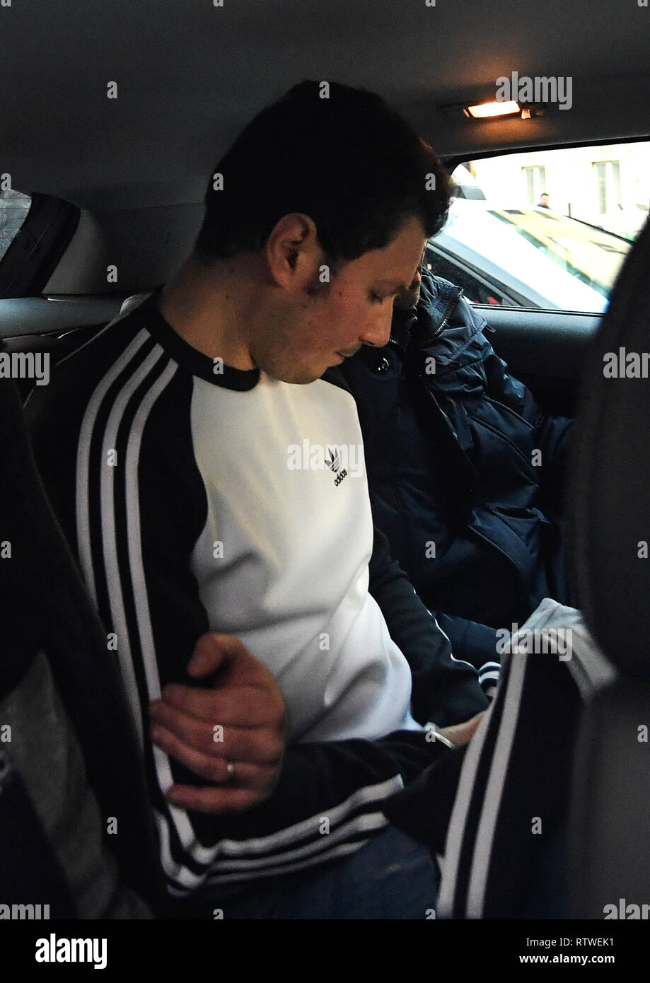 Neapel, Italien, 02. März 2019 - Italienische Polizisten escort im Gefängnis Marco di Lauro (weisses Hemd) nach 14 Jahren der Flucht verhaftet. Marco di Lauro, Sohn von Ciro di Lauro alte Leiter der neapolitanischen Mafia, war die Nummer 2 in der Liste der am meisten in Italien wollte nach Matteo Messina Denaro der Chef der sizilianischen Mafia. Credit: Salvatore Laporta/Kontrolab/Alamy leben Nachrichten Stockfoto