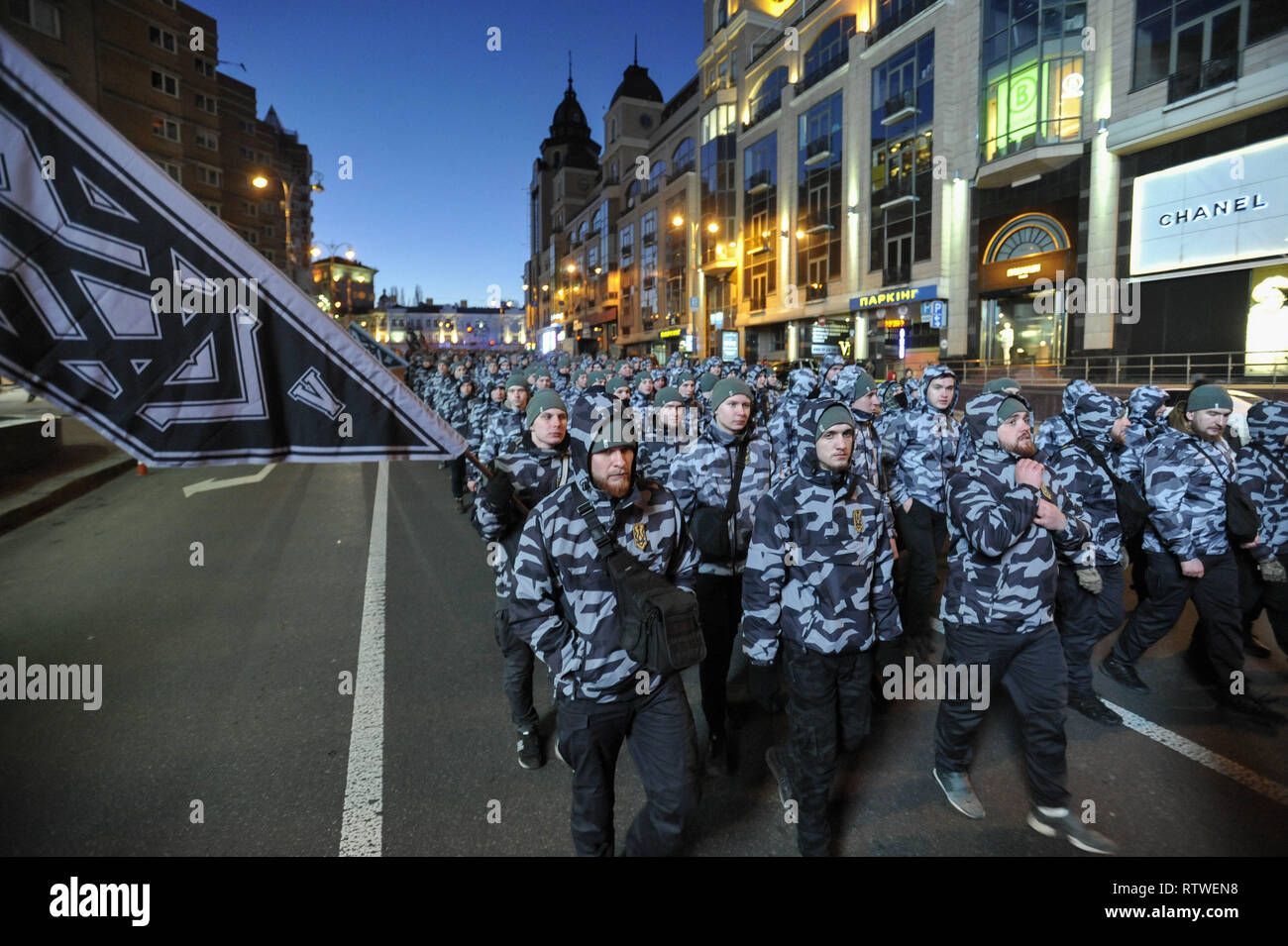 Kiew, Ukraine. 2 Mär, 2019. Aktivisten gesehen marschieren auf den Straßen während des Jubiläums. Aktivisten der Ukrainischen rechtsextremen Partei Nationale Korps, im März fand zu Ehren des zweiten Jahrestages der Schaffung des ' ' nationale Mannschaften'' Organisation. Nationale Mannschaften sind freiwillige Zusammenschlüsse geschaffen, um auf den Straßen der ukrainischen Städten zu gewährleisten. Credit: Sergei Chuzavkov/SOPA Images/ZUMA Draht/Alamy leben Nachrichten Stockfoto