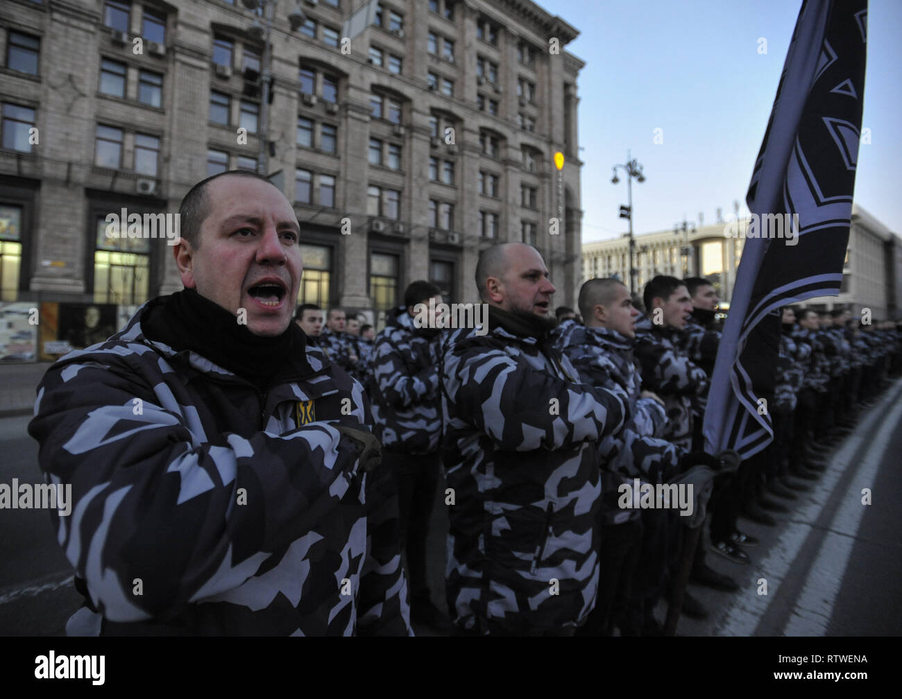 Kiew, Ukraine. 2 Mär, 2019. Aktivisten gesehen Singen während des Jubiläums. Aktivisten der Ukrainischen rechtsextremen Partei Nationale Korps, im März fand zu Ehren des zweiten Jahrestages der Schaffung des ' ' nationale Mannschaften'' Organisation. Nationale Mannschaften sind freiwillige Zusammenschlüsse geschaffen, um auf den Straßen der ukrainischen Städten zu gewährleisten. Credit: Sergei Chuzavkov/SOPA Images/ZUMA Draht/Alamy leben Nachrichten Stockfoto