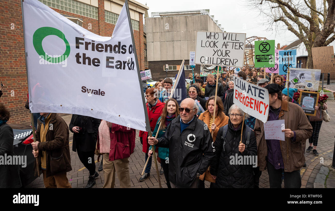 Canterbury, Großbritannien. 23. Februar 2019. Anhänger der Canterbury Aussterben Rebellion Gruppe bilden, im Zentrum der Stadt dann Teil in einem symbolischen Trauerzug, die den Tod von Pflanzen, Tieren, Menschen und der Planeten durch die Klimakrise, Verlust oder das Leben nehmen. Der Protest in einem Schwarm Aktion blockieren St. Peters Platz gipfelte. Die Polizei war anwesend, hat aber nicht gestört, es gab keine Verhaftungen. Credit: Stephen Bell/Alamy leben Nachrichten Stockfoto