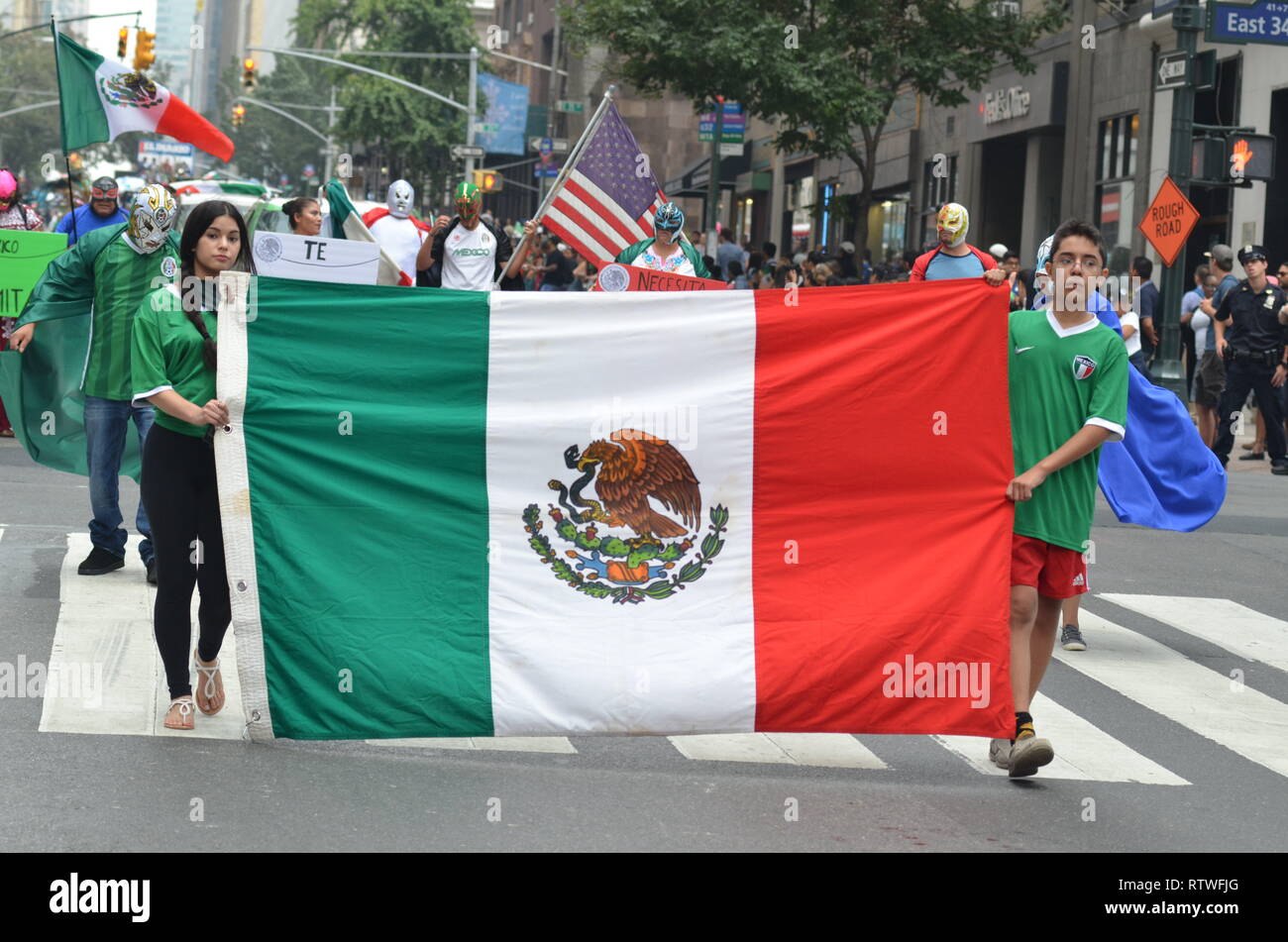 New York, New York, USA. 17 Sep, 2017. Teilnehmer, die eine mexikanische Flagge während der jährlichen mexikanischen Day Parade auf der 5th Avenue in New York City. Credit: Ryan Rahman/SOPA Images/ZUMA Draht/Alamy leben Nachrichten Stockfoto