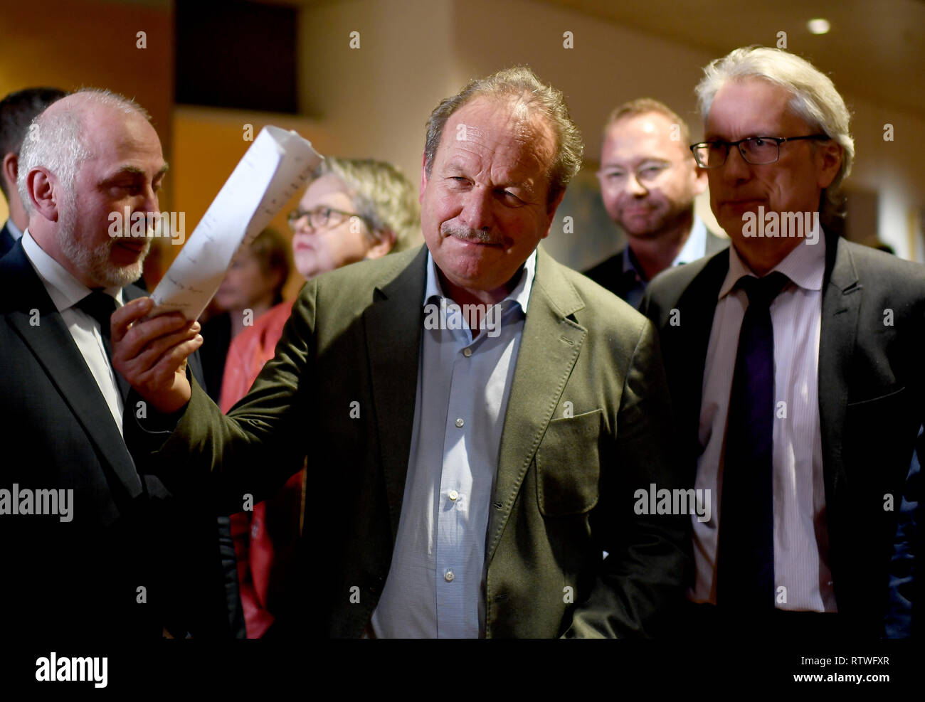 Potsdam, Deutschland. 02 Mär, 2019. Ulrich Silberbach (L-R), Bundesvorsitzende der Dbb, Frank Bsirske, Vorsitzender der Gewerkschaft Verdi, und Matthias Kollatz (SPD), Senator für Finanzen in Berlin, wird im Auftrag des öffentlichen Sektors in den Bundesländern sprechen nach der Einigung in den Tarifverhandlungen erreicht. Quelle: Britta Pedersen/dpa-Zentralbild/dpa/Alamy leben Nachrichten Stockfoto