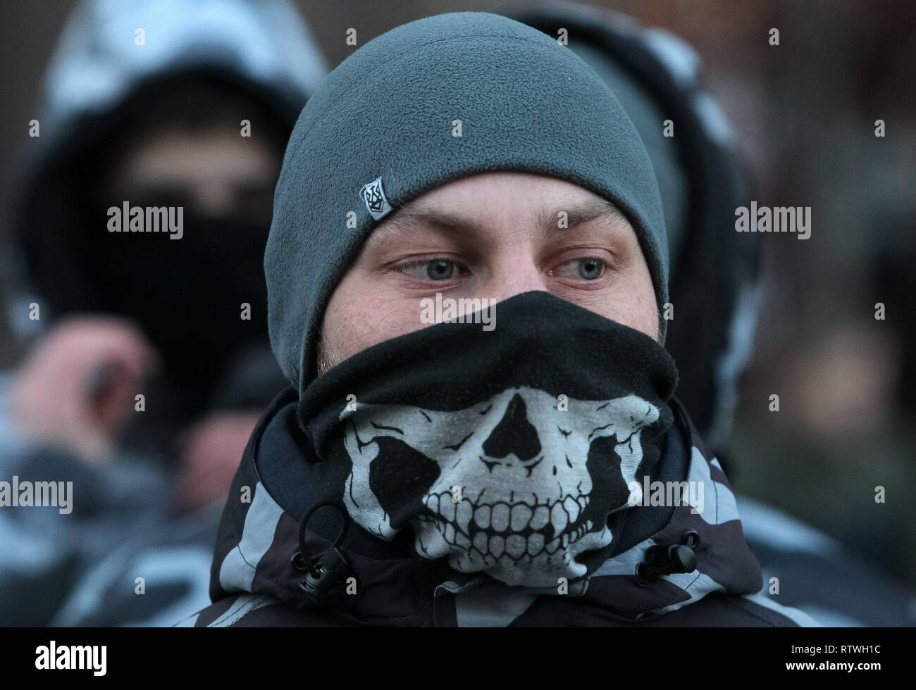 Ein Aktivist der Ukrainischen rechtsextremen Partei Nationale Korps Partei die Teilnahme an ihre März 'March Of nationale Mannschaften" am Platz der Unabhängigkeit in Kiew, Ukraine. Aktivisten statt eine Veranstaltung zum Jahrestag der Gründung der "Nationalen Gruppen' Organisation, Es ist eine Organisation, deren Zweck ist, eine Ordnung in den Straßen von Ukraine Stadt zu gewährleisten, nach den Aktivisten. Stockfoto