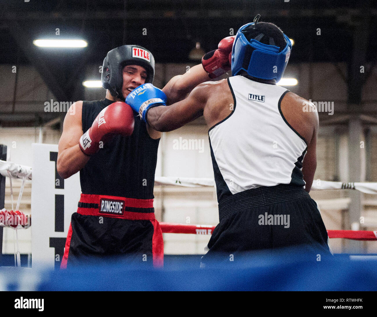 März 2, 2019: Evan Baugh (links) verbindet mit der rechten Hand gegen Chris Personen von Cincinnati (rechts) in der Amateru Boxing Wettbewerb an der Arnold Sports Festival in Columbus, Ohio, USA. Brent Clark/Alamy leben Nachrichten Stockfoto