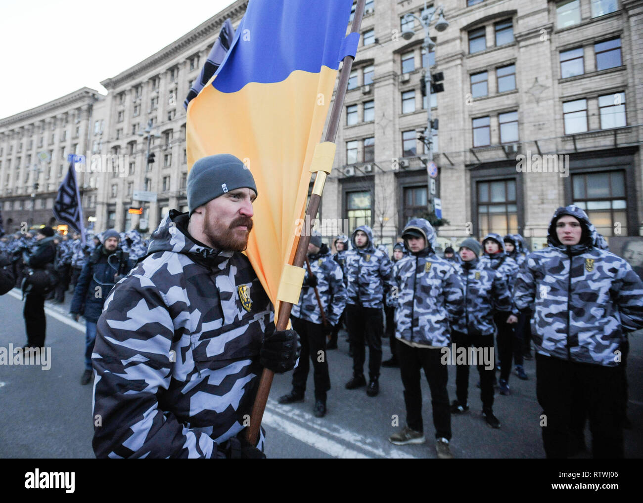 Ein Aktivist gesehen eine Flagge während des Jubiläums. Aktivisten der Ukrainischen rechtsextremen Partei Nationale Korps, nahmen an einem Marsch zu Ehren des zweiten Jahrestages der Gründung von 'nationale Mannschaften "Organisation. Nationale Mannschaften sind freiwillige Zusammenschlüsse geschaffen, um auf den Straßen der ukrainischen Städten zu gewährleisten. Stockfoto