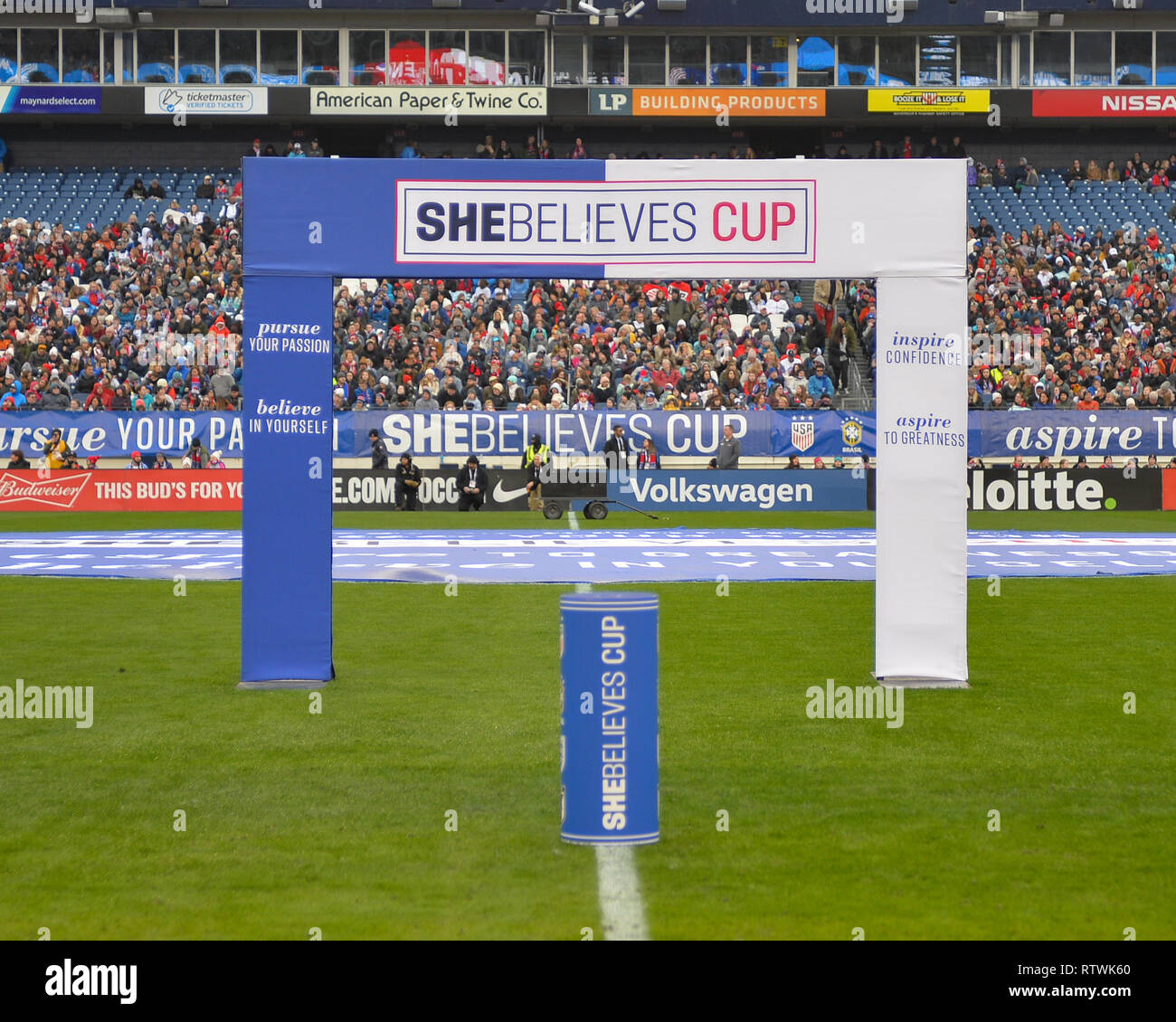 Nashville, TN, USA. 2. März 2019. Die Sie glaubt Cup Eingang Fahne während des internationalen Fußball-Match zwischen den USA und England, in die Sie glaubt, Schale, bei Nissan Stadion in Nashville, TN. Das Spiel endet unentschieden, 2-2. Kevin Langley/Sport Süd Media/CSM Credit: Cal Sport Media/Alamy leben Nachrichten Stockfoto