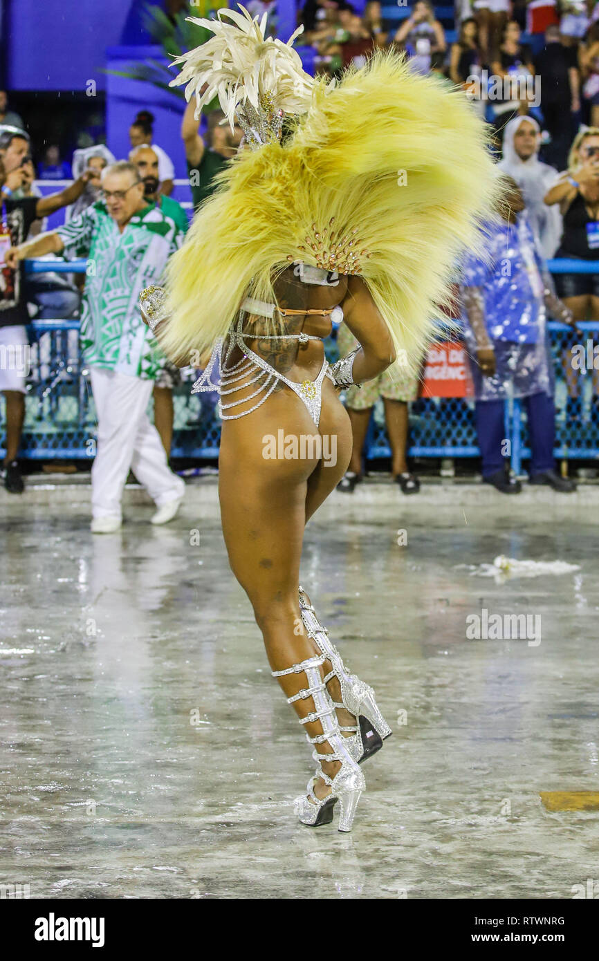 Rio De Janeiro, Brasilien. 03 Mär, 2019. Mitglied der Cubango akademischen Samba Schule während ein Karneval 2019 Serie eine Parade in der Marques do Sapucaí Sambadrome in der Stadt Rio de Janeiro dieser Sonntag, 03. (Foto: William Volcov/Brasilien Foto Presse) Credit: Brasilien Foto Presse/Alamy leben Nachrichten Stockfoto