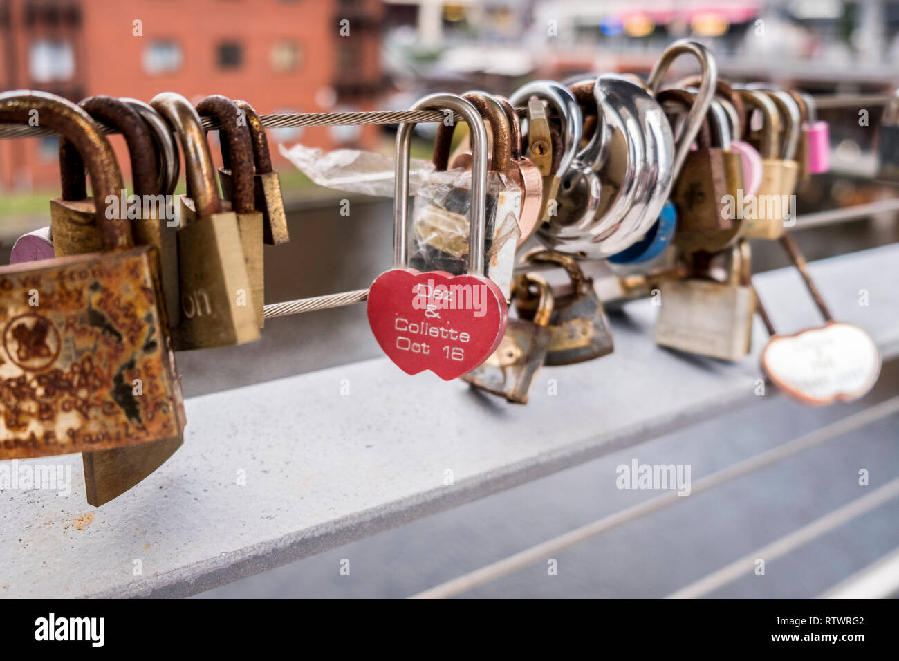 Lovelocks oder Liebe Schlösser auf einer Brücke in Birmingham, England, GB, UK gesperrt. Stockfoto