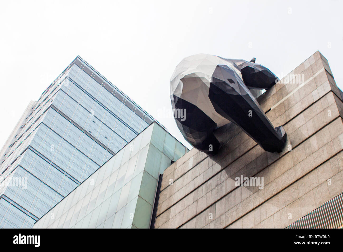 Kunst Installation auf dem Gebäude. Künstler arbeiten. Panda in Chengdu. Stockfoto