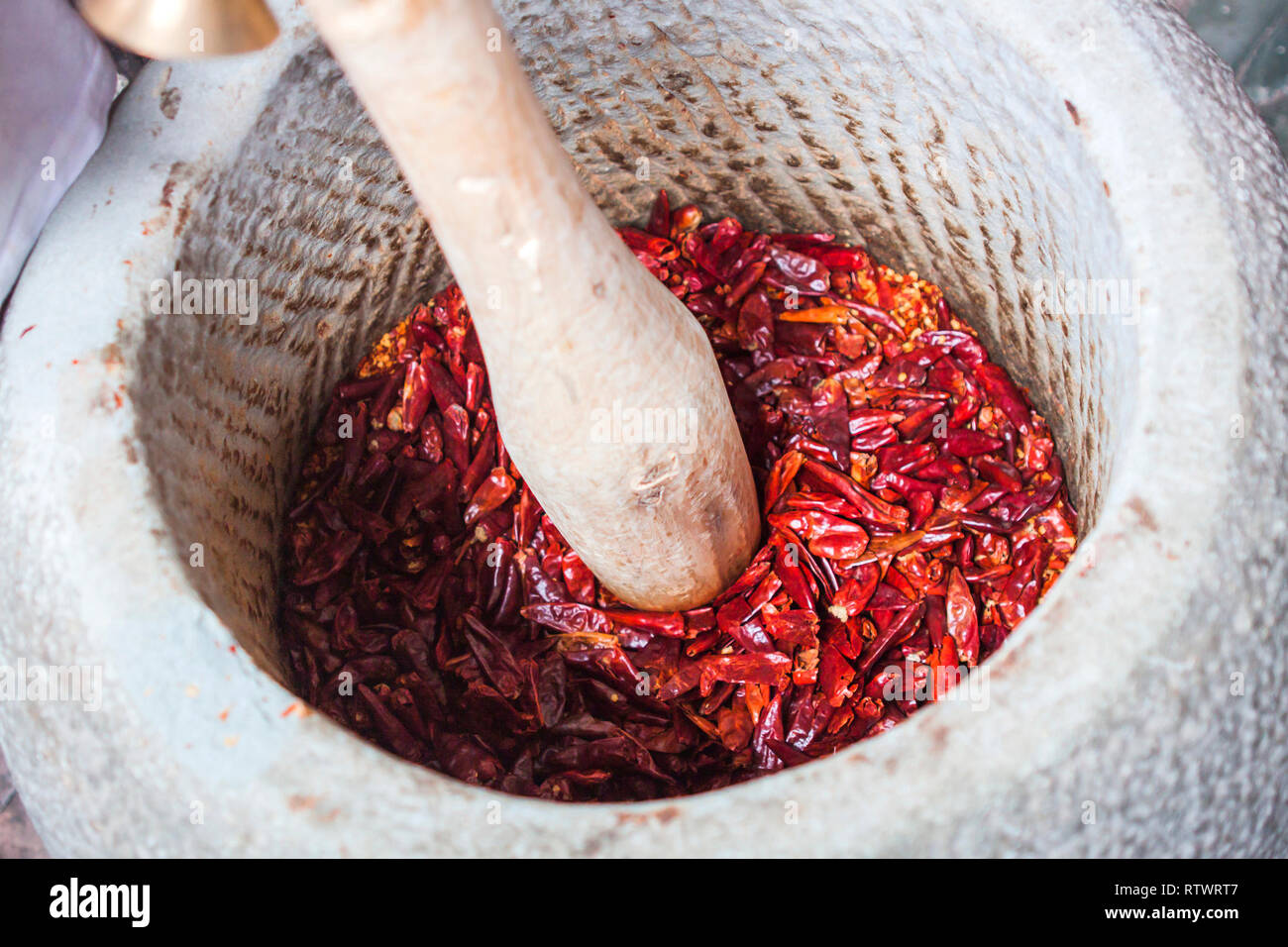 Mahlen Getrocknete rote Chilischoten in einem Container Stockfotografie -  Alamy