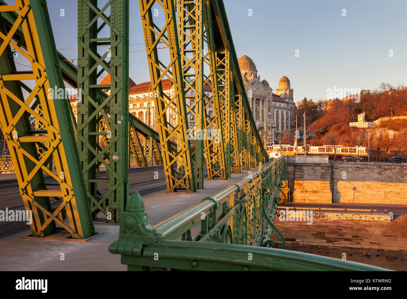 Sonnenaufgang auf Liberty Bridge in Budapest, Ungarn. Stockfoto