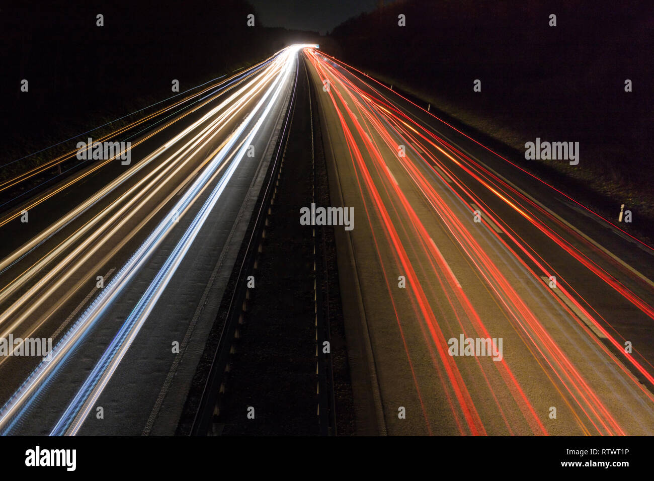 Autobahn Ampel in der Nacht Stockfoto