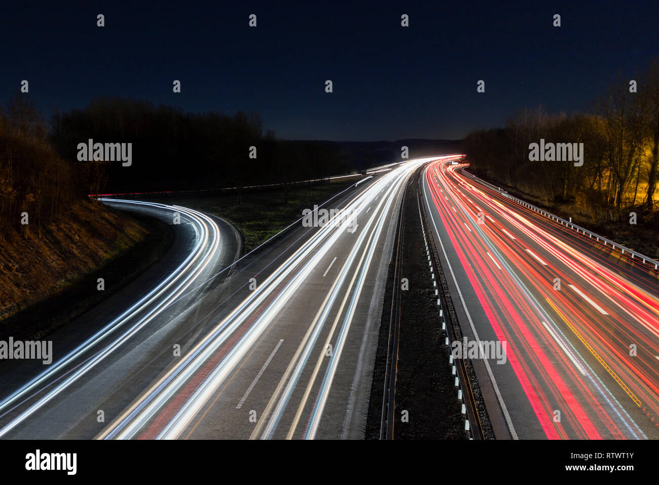 Autobahn Ampel in der Nacht Stockfoto