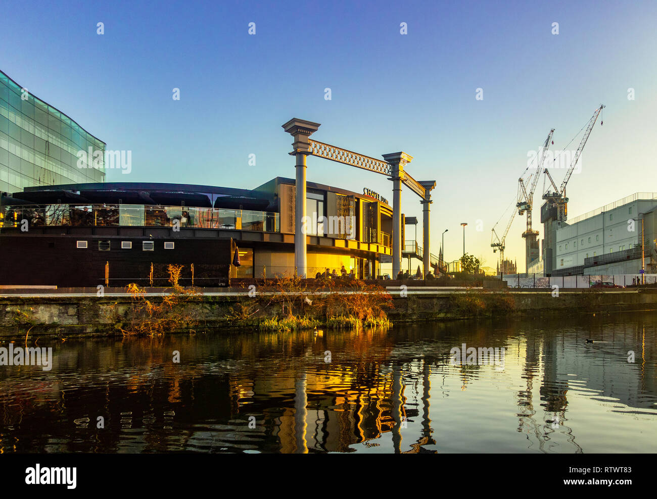 Sonnenuntergang über dem Regents Canal von Chapel Down Gin arbeitet und die Baustelle des neuen Google UK HQ in Kings Cross, London, England Stockfoto