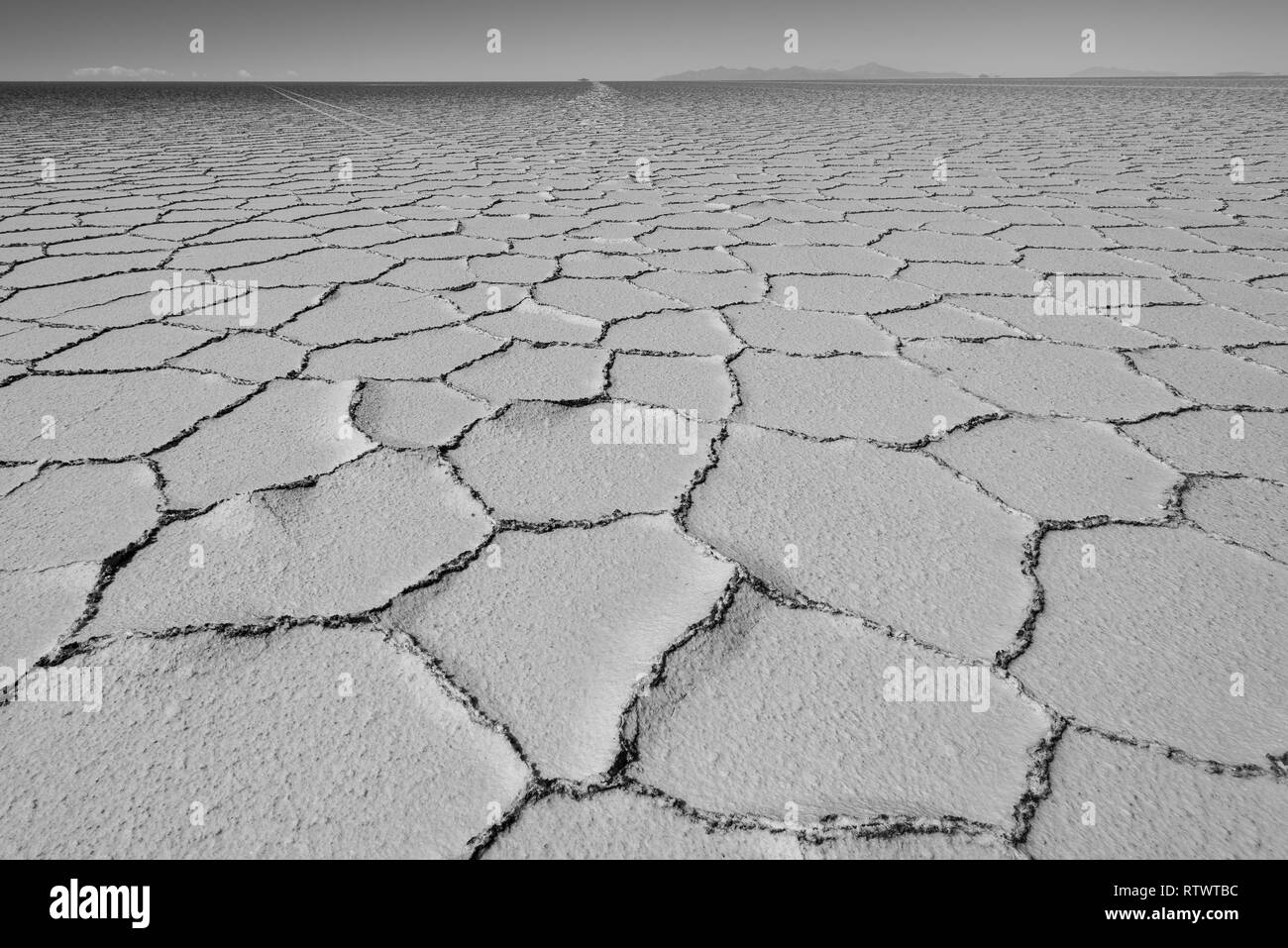 Salar de Uyuni (oder Salar de Tunupa) [1] ist der weltweit grösste Salzsee, an 10,582 Quadratkilometern (4.086 sq mi). Es ist in der Provinc Daniel Campos Stockfoto