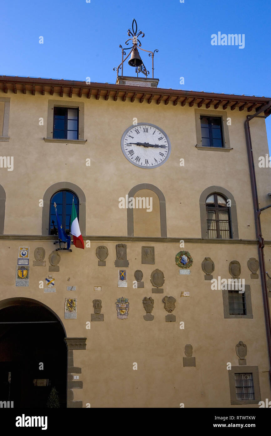 Der Palazzo del Podestà, jetzt das Rathaus auf dem Hauptplatz, der Piazza Francesco Ferrucci, Radda in Chianti, Toskana, Italien Stockfoto