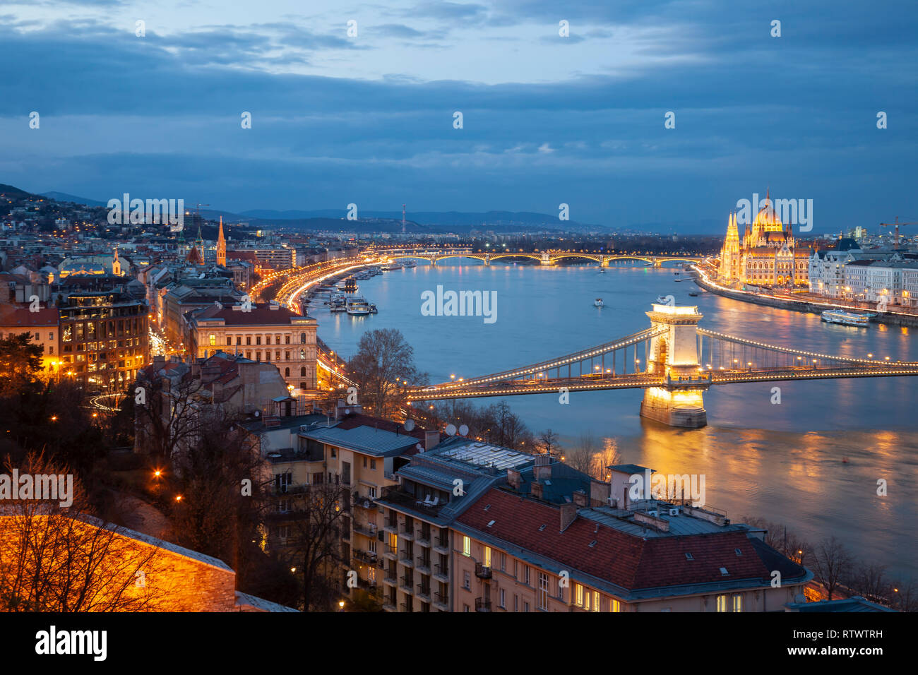 Ein Blick über die Donau in Budapest. Kettenbrücke und ungarischen Parlament in der Ferne. Stockfoto