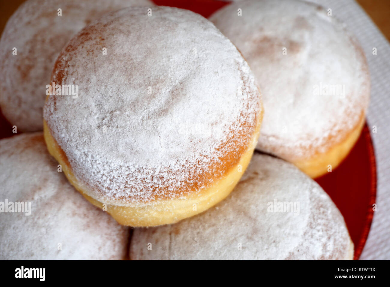 Leckere Donuts in Pulverform mit weißen Masse Zucker auf einer Platte ...
